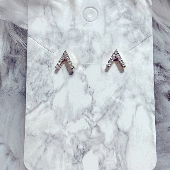 Earrings/Studs - Picture 1 of 3